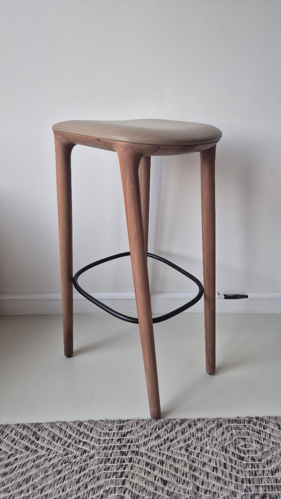3 x Artisan Neva Hocker, 79 cm hoch, mit Ledersitz und schwarzer Fußstütze, in sehr gutem Zustand – Barhocker (photo 3 of 24)