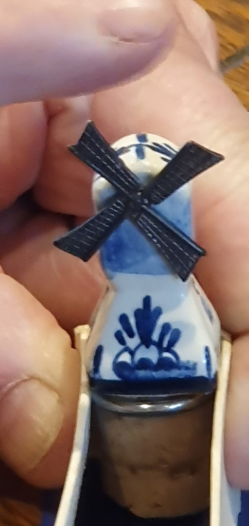 Due tappi in ceramica d'epoca di Delft (uno dei quali raffigura le pale di un mulino a vento che girano).