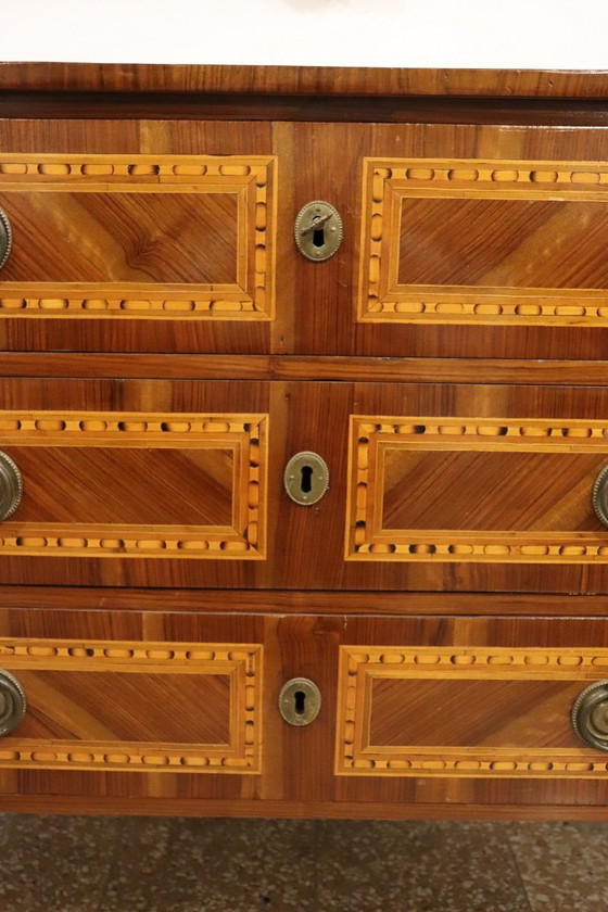 Image 1 of Cómoda antigua de nogal con incrustaciones, Italia, siglo XVIII, restaurada