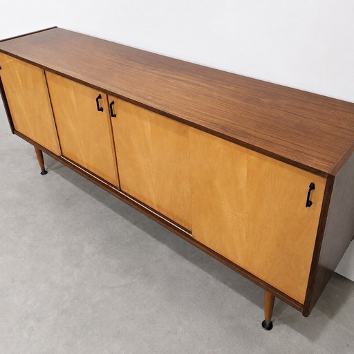 Credenza bicolore in stile moderno di metà secolo