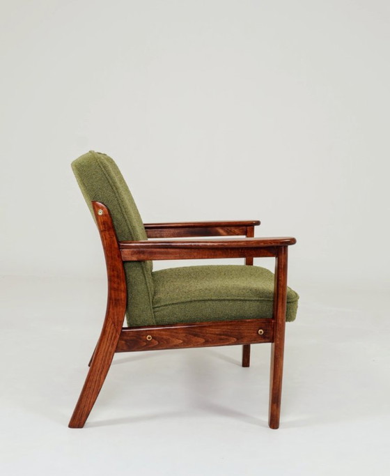 Image 1 of Retro Loungestoel Groene Boucle Bekleding, Ergonomische vorm, Vintage Stijl, Donker Noten Kleur Hout