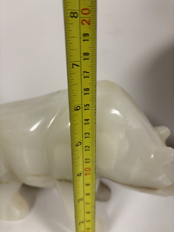 Image 1 of handgeslepen ónix beeldhouwwerk ijsbeer