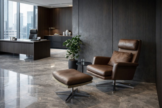 Image 1 of Fauteuil pivotant et repose-pieds en cuir marron, style danois moderne vintage, années 1970, ensemble de 2