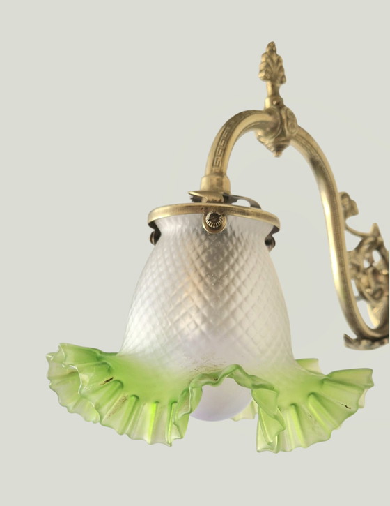 Image 1 of Wandleuchte im Stil Louis XVI. – Um 1930 – Ziselierte Bronze und Glaskugel aus Opalglas