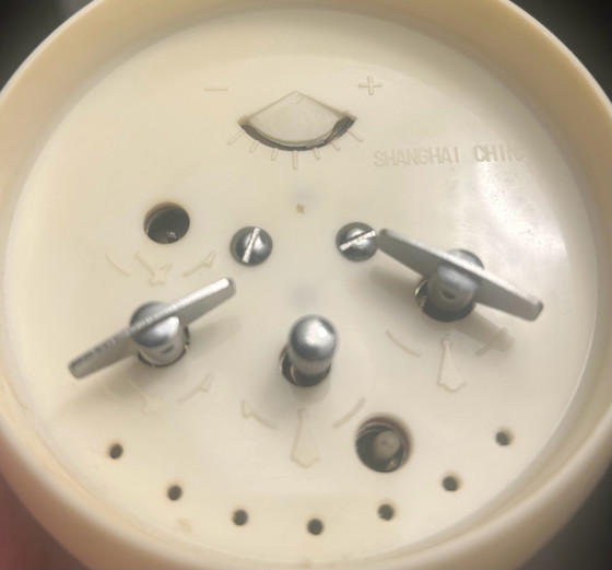 Vintage Chunlei space age table clock – Plastic (photo 5 of 5)