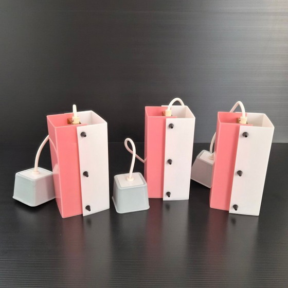 Image 1 of SET VAN 3 VINTAGE ROZE & WITTE PLEXIGLAS HANGERS UIT DE JAREN 50, ROCKABILLY-STIJL