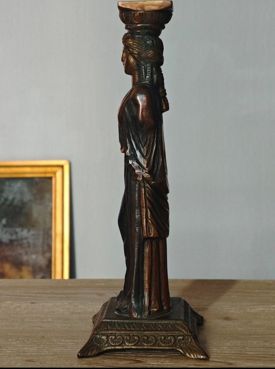 Image 1 of estatuilla femenina