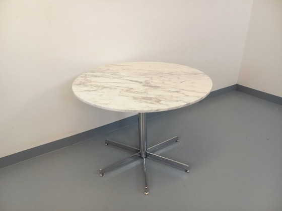 Image 1 of Vintage round dining table in white marble and chrome metal from the 1970s