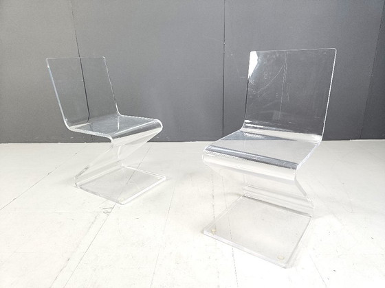 Paire de chaises en plexiglas à motif zigzag, années 1970 – Chaises de salle à manger (photo 4 of 9)