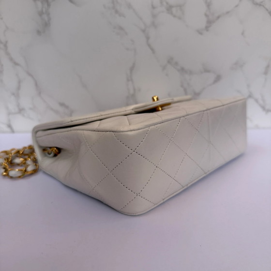 Chanel Vintage Mini Classic Flap Agneau Blanc – D'occasion – Autres sacs, Cuir, Cuir d'agneau (photo 6 of 11)