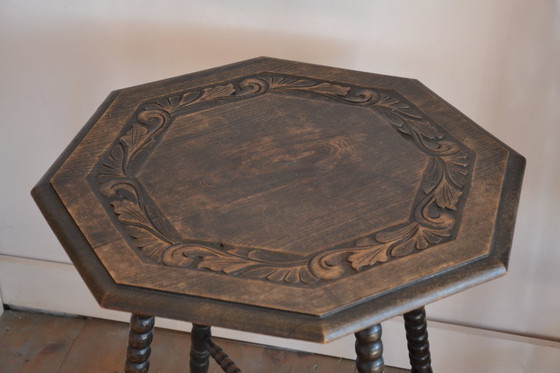 Image 1 of Vieille table d'appoint en chêne avec de magnifiques pieds incurvés et de jolies sculptures sur bois