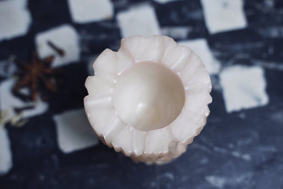 Image 1 of Antico mortaio e pestello orientale in alabastro intagliato, pezzo decorativo in pietra d'epoca