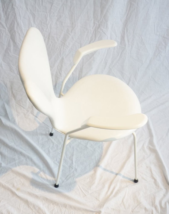 Image 1 of Stoel Mod. 3207 Arne Jacobsen wit leer