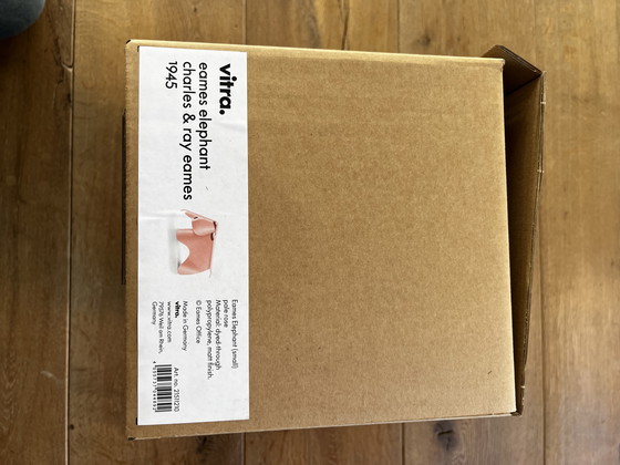Image 1 of Vitra Eames Olifant Roze - gloednieuw
