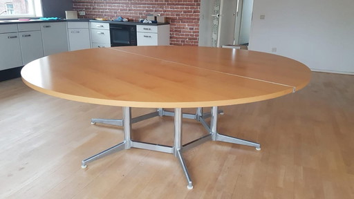 Grote ronde vergadertafel met 'segmented' poot