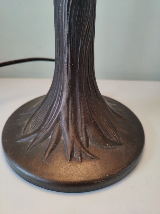 Image 1 of Lámpara de mesa estilo Tiffany con pantalla de vidrieras y base de bronce.
