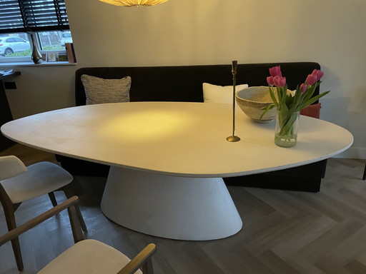 Weißer ovaler Tisch - Beton auf MDF