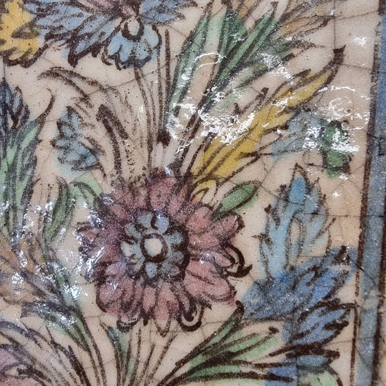 Image 1 of Ancien carreau persan en majolique avec des fleurs, vers 1900
