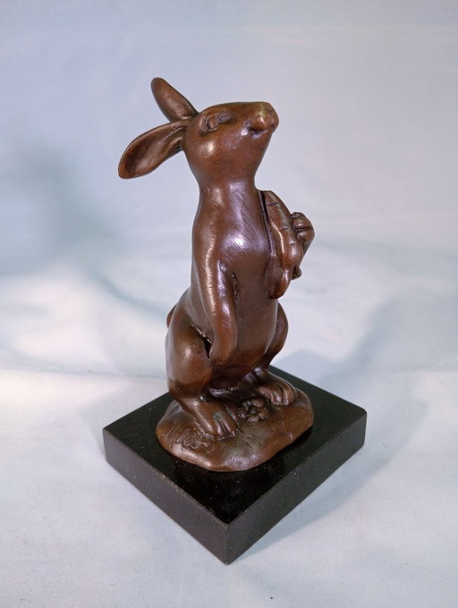 Sculptures de lapin en bronze avec carotte sur socle en marbre