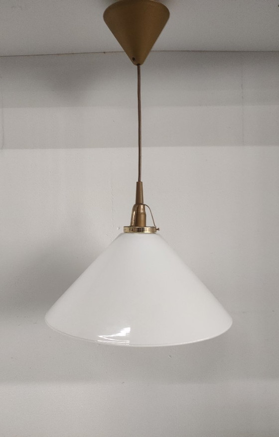 Image 1 of Suspension vintage massive originale (verre opale/laiton)