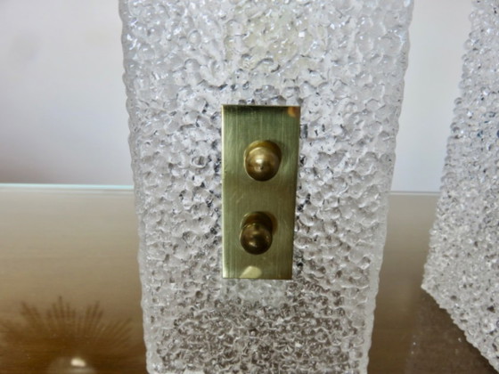 Coppia di applique francesi in plexiglas e ottone dorato, con interruttore a cordicella, anni '60. (photo 5 of 10)