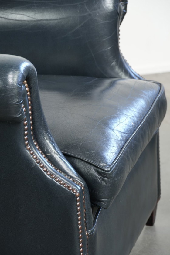 Image 1 of Poltrona club blu scuro in pelle bovina dal design intramontabile