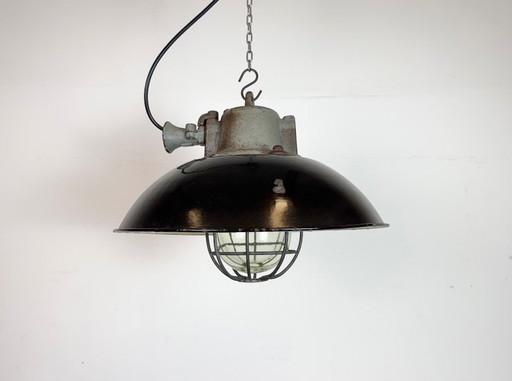 Lampada a sospensione industriale a gabbia in ghisa e smalto nero, anni '60