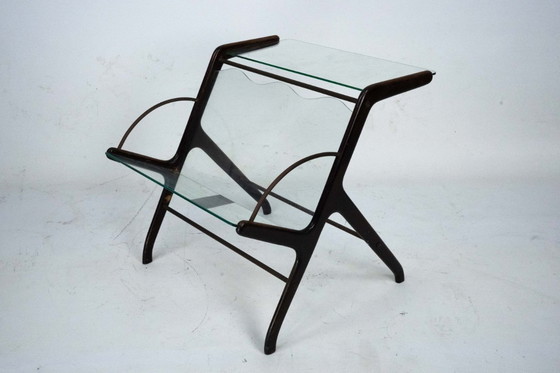Image 1 of Tijdschriftenrek van Ico Parisi, vervaardigd uit hout, messing en glas. Italië, jaren 1950.