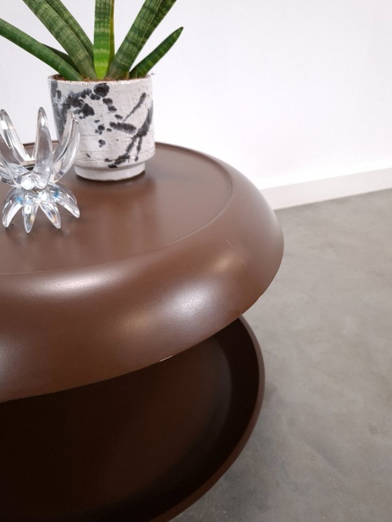 Table basse ronde Space Age marron sur roulettes avec compartiment ouvert – Tables basses, Plastic, Metal (photo 9 of 14)