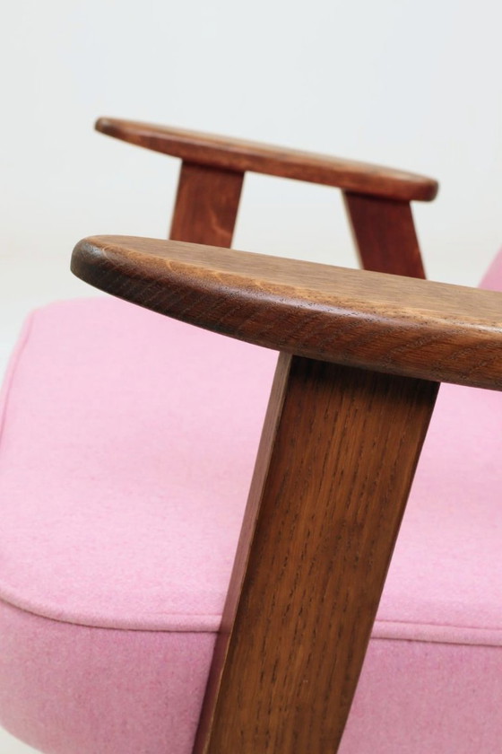 Image 1 of Roze fauteuil, vintage pastelkleurige wollen stof, eikenhout