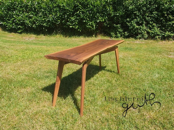 Image 1 of Couchtisch Nussbaum mit Messingeinlage Schwebende Platte Baumkante exklusive Maserung