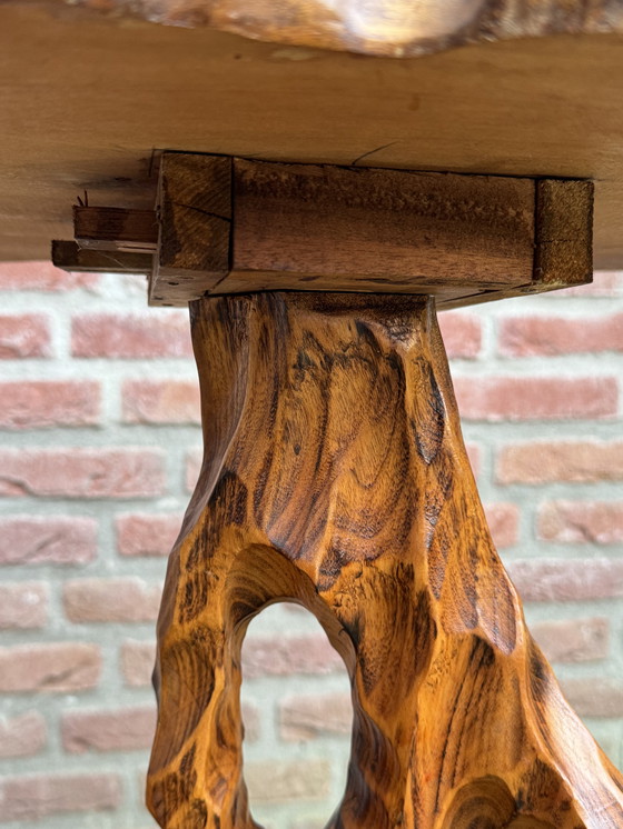 Image 1 of Mesa auxiliar escultural hecha a mano en madera maciza | Indonesia | 1930-1950