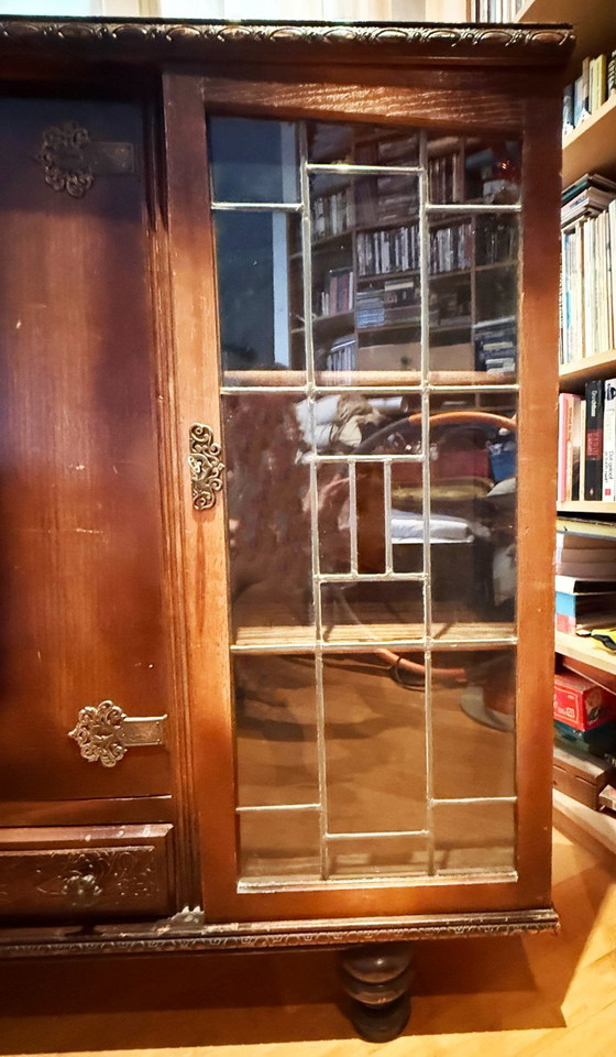 Image 1 of Vetrina vintage a tre ante con cassetto e due ante in vetro colorato