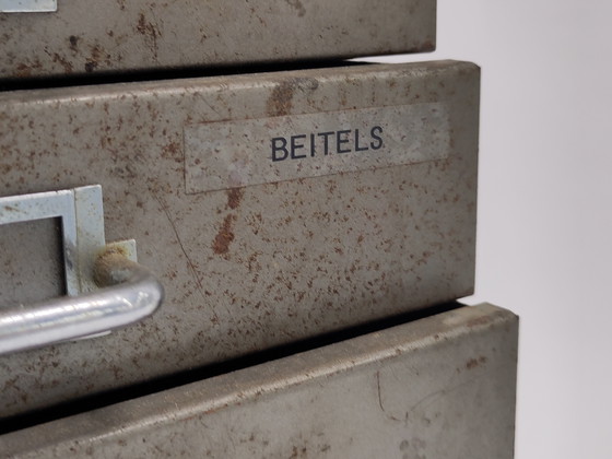 Image 1 of Mobiletto vintage in metallo con 15 cassetti