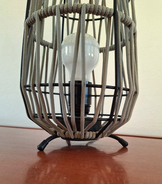 Image 1 of Lampada da tavolo, Rivisitazione, lampada da tavolo a corda, unica, in metallo a 5 anelli
