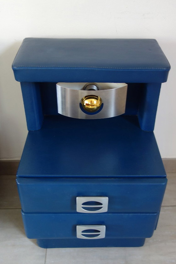 Exclusivo par de mesitas de noche de estilo futurista, fabricadas en piel sintética y aluminio cepillado, de (photo 4 of 17)