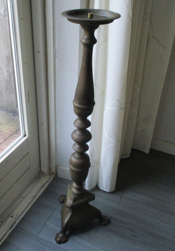 Image 1 of Großer bronzener Stehleuchter auf Klauenfüßen, Höhe 100 cm, 9 kg.