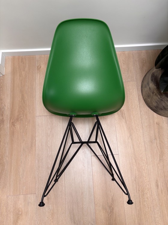 1 chaise Vitra Eames DSR RE à pieds en plastique vert et noir – Chaises de salle à manger, Plastic, Metal (photo 3 of 6)