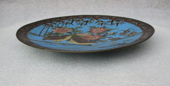 Image 1 of Plat cloisonné de la fin du XIXe siècle à décor raffiné, diamètre 30 cm.