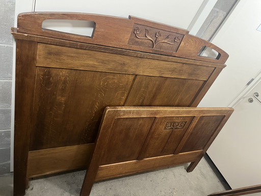 Lit ancien en bois massif