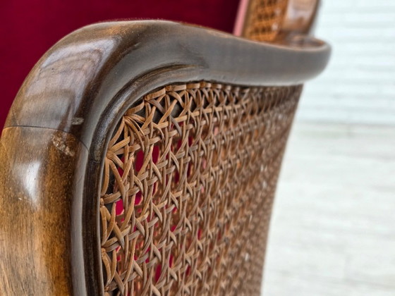 Image 1 of Canapé 3 places danois des années 1950, velours d'ameublement, bois de frêne, maille d'ameublement.