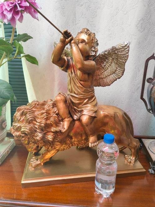 Sculpture Putti sur Lion d'or. Très belle