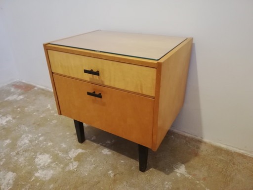 Mesita de noche de madera vintage de mediados de siglo con estante de vidrio