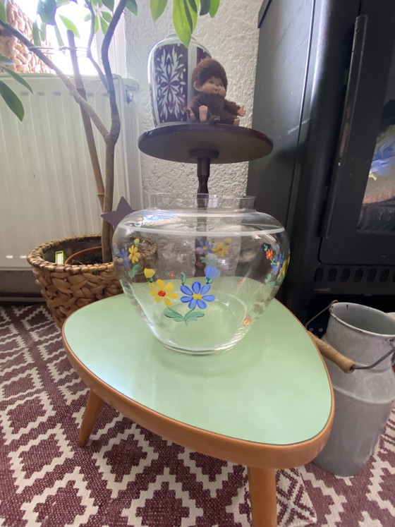 Image 1 of Vaso sferico con fiori sparsi, stile vintage retrò, dipinto a mano.