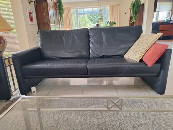 Zwei identische dunkelblaue geräumige 2 Sitzer Sofas, Leder, Metall, Modern (Foto 3 von 5)