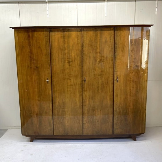 Image 1 of Armadio vintage anni Sessanta a 4 ante in stile metà secolo, con ampi spazi per appendere i vestiti e ripiani.