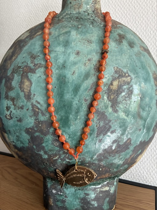 Nieuwe ketting van oranje vintage kralen en gouden visje
