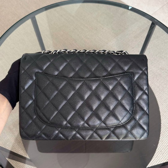 Image 1 of Chanel Classic Flap Jumbo – Caviar 30 cm, gesteppt, schwarz, silberfarbene Beschläge
