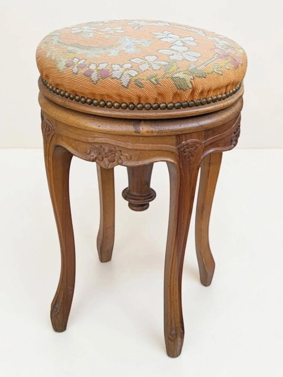 Sgabello da pianoforte girevole a vite, stile Luigi XV, in noce. – Sgabelli, Wood (photo 3 of 9)