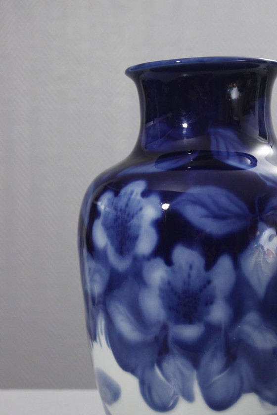 Image 1 of Camille Tharaud in Limoges - Grote vaas met kobaltblauwe bloemversiering op porselein, 35 cm
